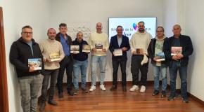 Entrega de galardones del Calendario 2026 por Antonio José Martín, concejal de Turismo, junto a algunos de los miembros premiados en la sala de prensa del Ayuntamiento de Rincón de la Victoria