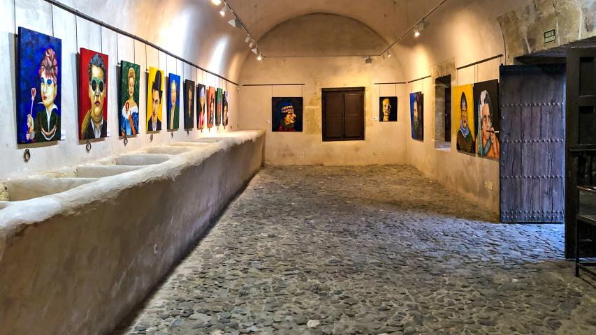 Imagen de Octubre del Calendario 2026 (Nidia Beltramos) con una exposición en Casa Fuerte Bezmiliana