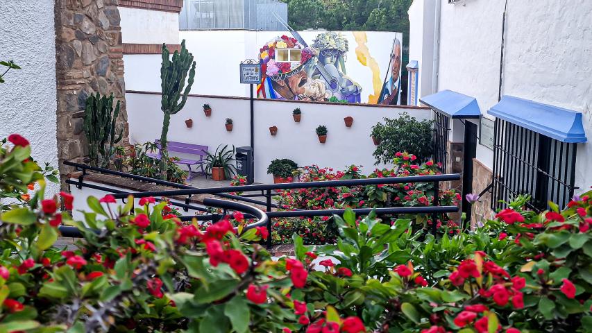 Imagen de Febrero del Calendario 2026 (Alejandro José Gómez) con una instantánea del pueblo de Benagalbón con el mural de fondo