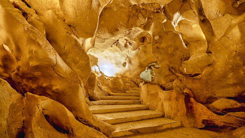 Imagen de Junio del Calendario 2026 (Manuel Rueda) con una instantánea preciosa de las formaciones geológicas de Cueva del Tesoro