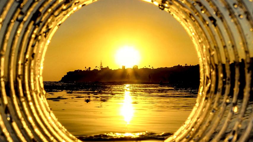 Portada del Calendario de Turismo en Rincón 2026 con la imagen de los acantilados de forma evocativa