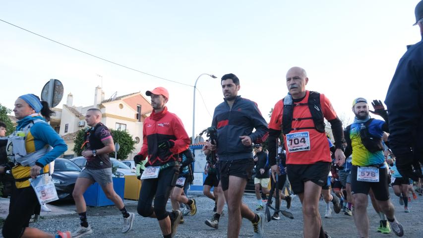 Salida del XII Trail Desafío La Capitana con varios participantes corriendo juntos al inicio del recorrido