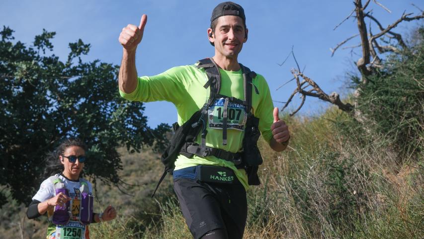 Un participante muestra su buen estado corriendo durante el trayecto de montaña en XII Trail Desafío La Capitana