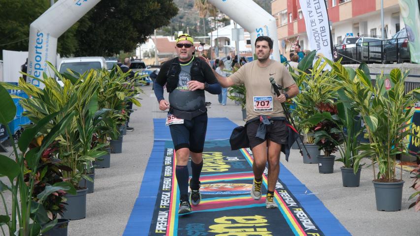 Dos participantes entran a meta juntos en el XII Trail Desafío La Capitana